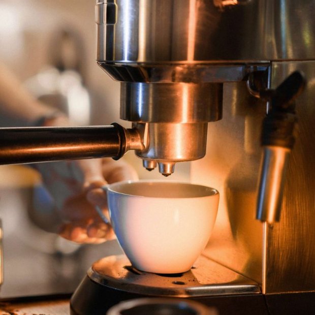 Barista espresso mashinasida qahva damlamoqda